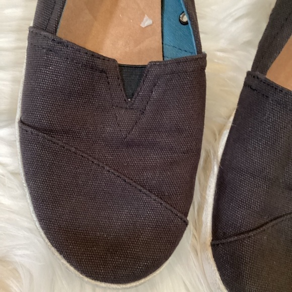 Tom’s slip on shoe Woman’s 7.5 black with white soles slightly used - Picture 15 of 16